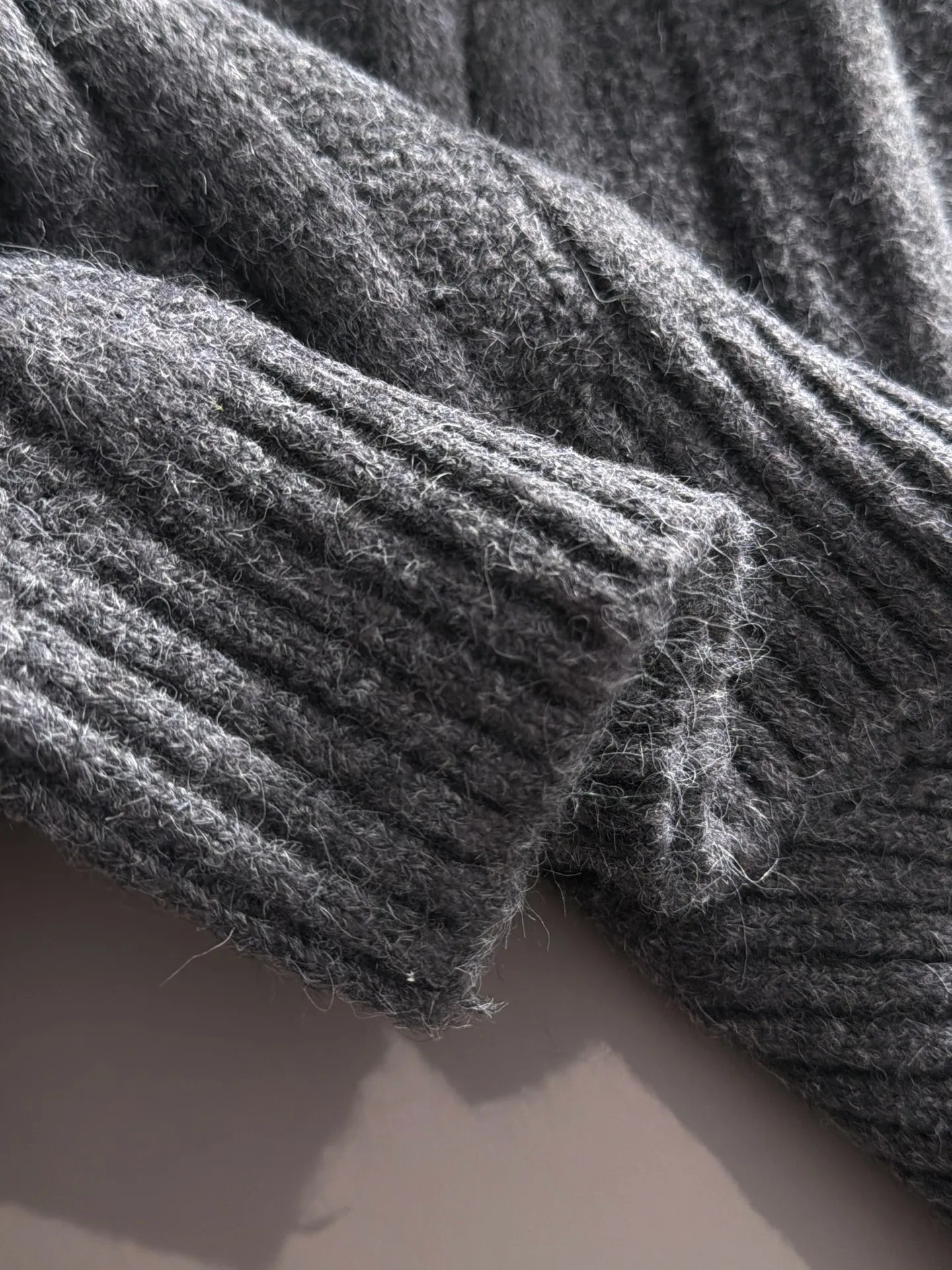 LP Loro Piana's latest knitted sweaters from the official website for autumn and winter 2026 are now on sale at the counter for Hot Sale! Specially made of wool blended fabric. It feels comfortable and can be directly in contact with the skin. The logo badge is exquisitely embroidered, which is extremely eye-catching! The details highlight the fashionable charm of big brands. Exquisite workmanship. Three-dimensional cutting style. The wearing effect is invincible and handsome! All three standards are complete! Sizes:M-3XL